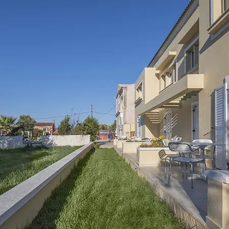 Ekati Maizonettes Hotell 4*